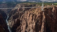 Brücke über einer sehr tiefen Schlucht.