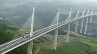 Brücke mit Marathonläufern.