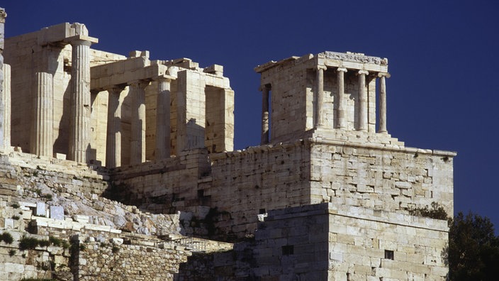 Ein kleinerer und ein größerer zerstörter Marmor-Tempel