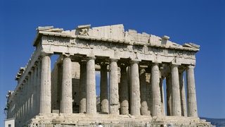 Die Vorderansicht des Parthenon auf der Akropolis in Athen.