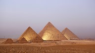 Die drei großen Pyramiden von Gizeh im Abendlicht