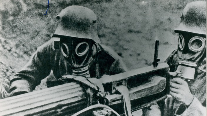 schwarz-weiß Foto zwei deutscher Soldaten mit Gasmasken an einem Maschinengewehr