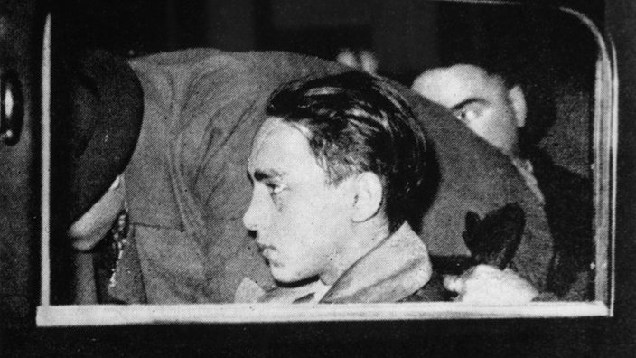 Herschel Grynszpan sitzt nach seiner Festnahme im Auto.