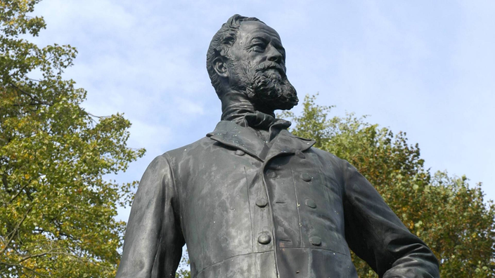 Statue von Alfred Krupp, fotografiert aus der Froschperspektive.