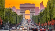 Pariser Triumphbogen und Champs Elysees bei Sonnenuntergang