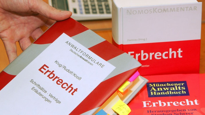 Verschiedene Gesetzesbücher, auch mit dem Titel Erbrecht.