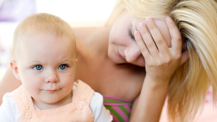 Junge deprimierte Frau mit Baby