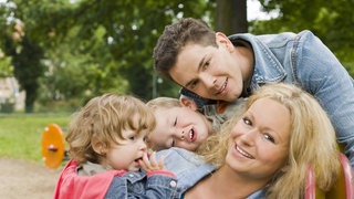 Eine Familie auf einem Spielplatz.