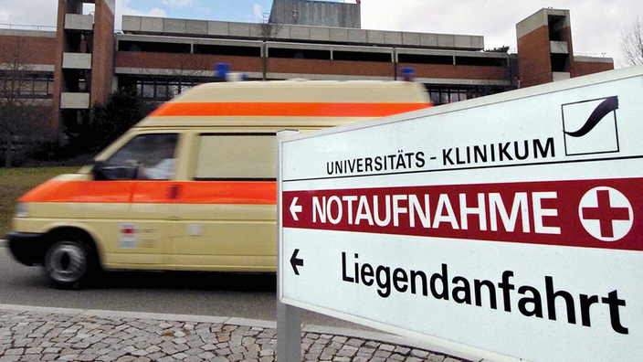 Krankenwagen nähert sich der Notaufnahme eines Krankenhauses.