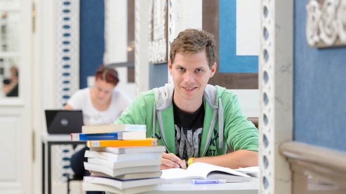 Student in der Unibibliothek Hohenheim