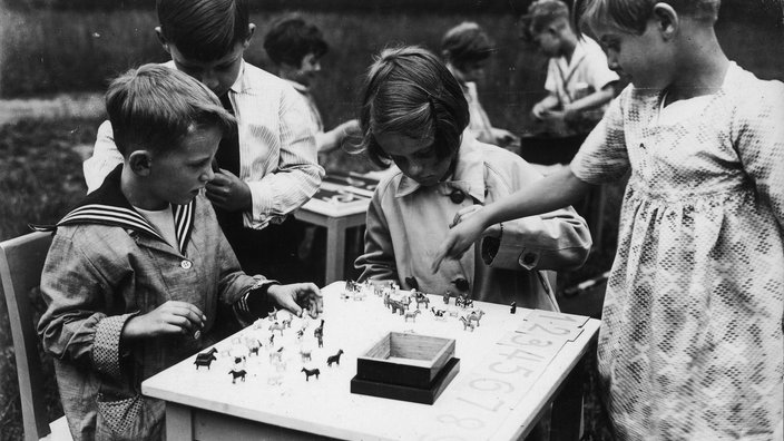 Zählübung im Montessori-Kindergarten (Foto um 1925)