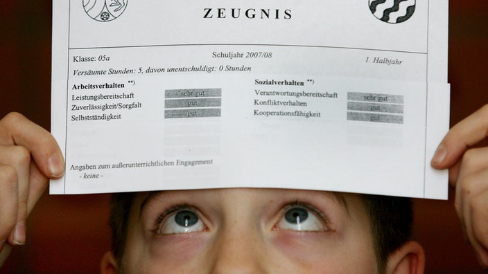 Junge sieht sich 2008 Zeugnis mit Kopfnoten an