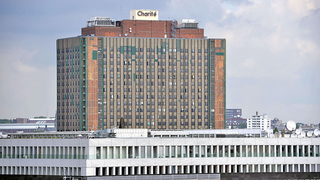 Bettenhaus der Charité in Berlin-Mitte aus der Ferne.