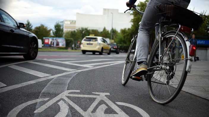 Ein Radfahrer fährt auf einem Fahrradweg.