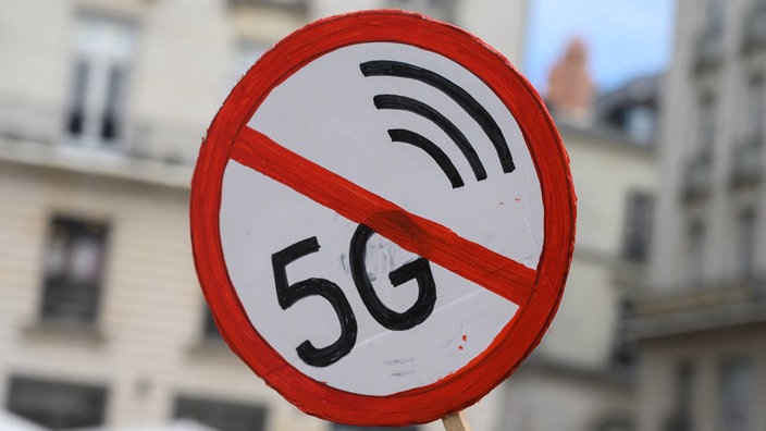 Selbstgemaltes Verbotsschild auf dem '5G' steht und rot durchgestrichen ist.