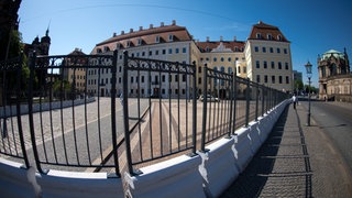 Ein Absperrzaun rund um ein Hotel in Dresden (2016)