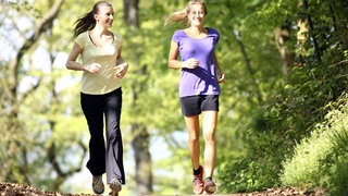 Frauen laufen im Wald