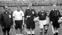 Fritz Walter, Ferenc Puskas und das Schgiedsrichtergespann vor dem WM-Finale 1954