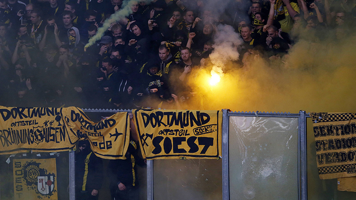 Ultra Fans des BVB zünden Bengalos in ihrem Fanblock