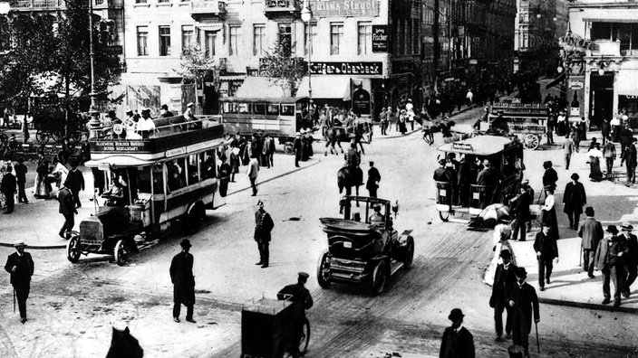 Die Schwarzweiß-Fotografie einer Berliner Straßenszene von 1890