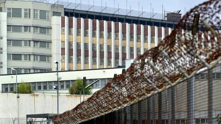 Hochsicherheitsgefängnis der Justizvollzugsanstalt in Stuttgart-Stammheim, umgeben von hohen Mauern und Zäunen mit Stacheldraht