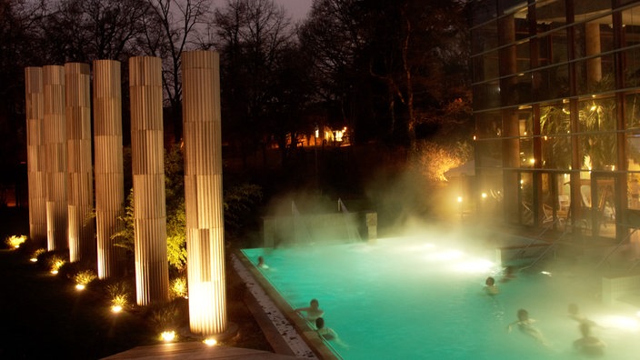 Außenbecken der Carolus Thermen in Bad Aachen mit Gästen.