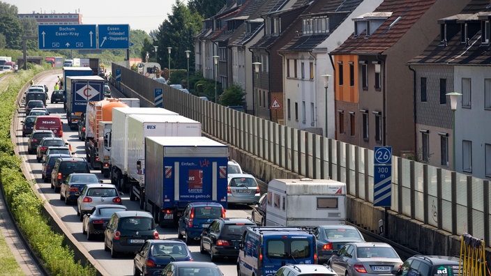 Stark befahrene A40. Direkt daneben Mietshäuser mit kleiner Schallschutzwand