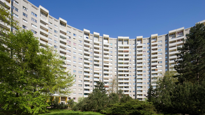 Halbrundes, 18-geschossiges Wohnhochhaus von Walter Gropius.