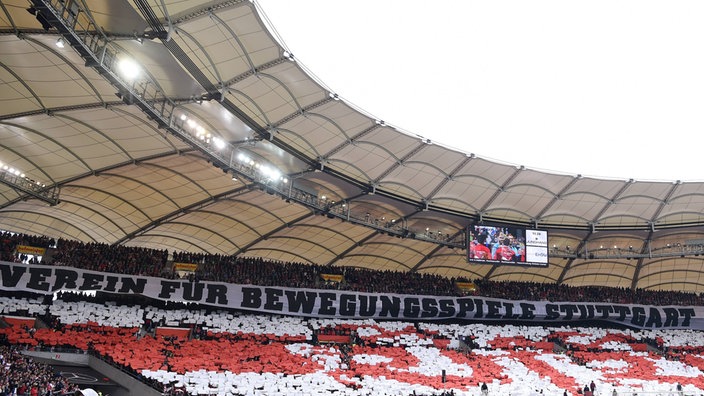 Über die Tribüne ist das Leichtbaudach des Stuttgarter Stadions zu erkennen.