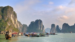 Schwimmendes Dorf in der Halong-Bucht