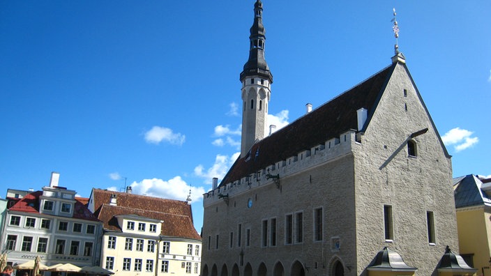 Der hohe Turm des Rathauses ragt in den blauen Himmel.