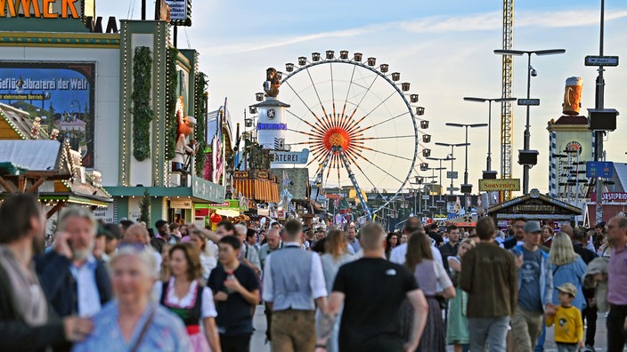 Oktoberfest 2023 – die Schaustellerstrasse ist voller Menschen