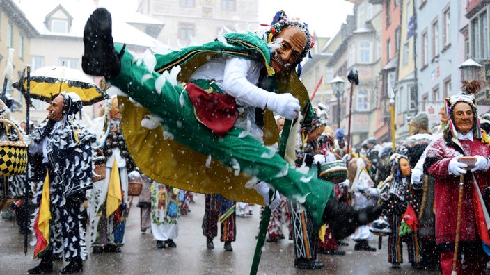 Ein Narr im traditionellen Kostüm beim Narrensprung