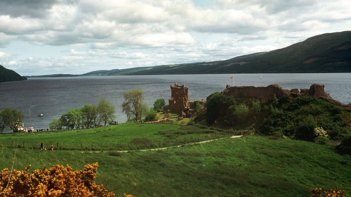 Burgruine vor dem schottischen Loch Ness