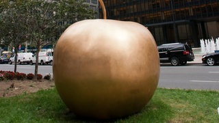 Die Apfel-Skulptur "Pomme de New York" der Künstler Claude und François-Xavier Lalanne