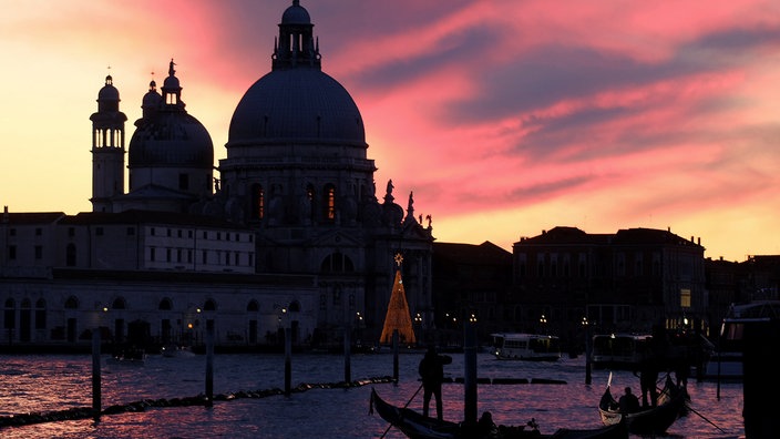 Markusplatz vom Wasser aus im Abendrot