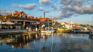 Boote liegen am Hafen von Mikolajki