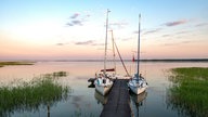 Zwei Segelboote an einem Steg am Spirdingsee