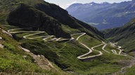 Die Gotthardpassstrasse schlängelt sich den Berg hinauf.