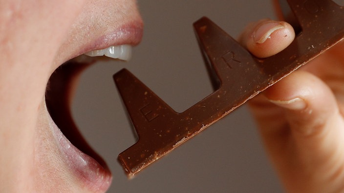 Eine Frau ist ein Stück Toblerone-Schokolade