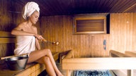 Frau in der Sauna