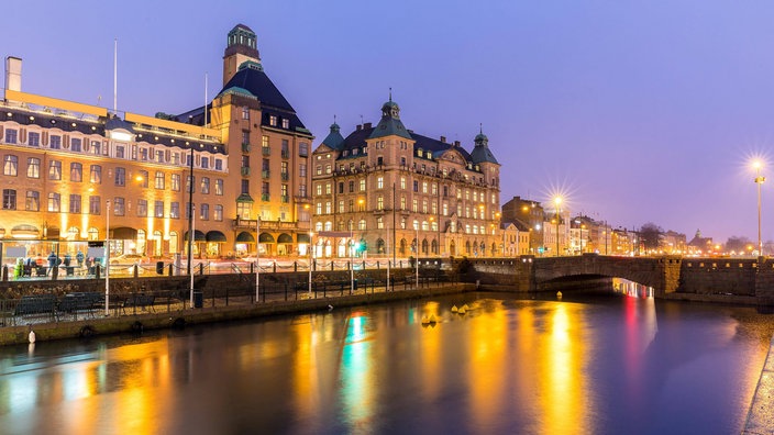 Nächtlich beleuchtetes Malmö