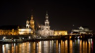 Beleuchtete Dresdner Altstadt vom anderen Elbufer aus gesehen