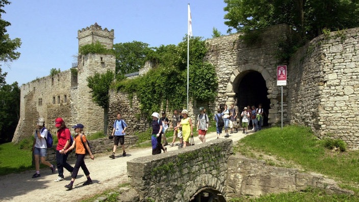 Besucher an der über 1000 Jahre alten Eckartsburg in Sachsen-Anhalt