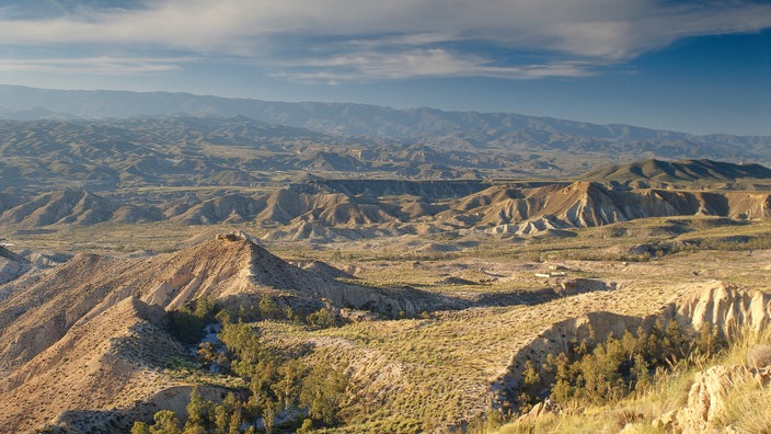 Karge Berglandschaft mit stellenweise trockenen Grasbüscheln