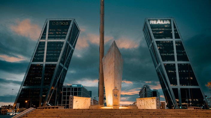 Plaza de Castilla in Madrid: Zwei Hochhäuser, die sich zueinander neigen