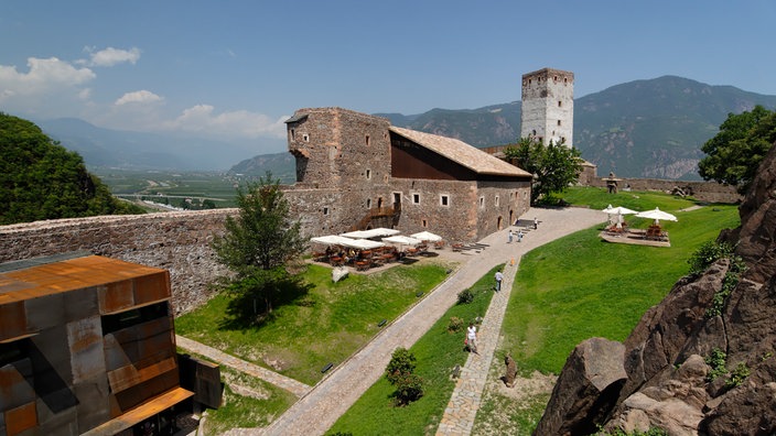 Das Foto zeigt von schräg oben Burg Sigmundskron mit dem alpinen Museum von Reinhold Messner