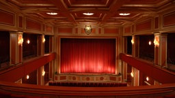 Der rote Vorhang im Filmtheater am Sendlinger Tor in München. 