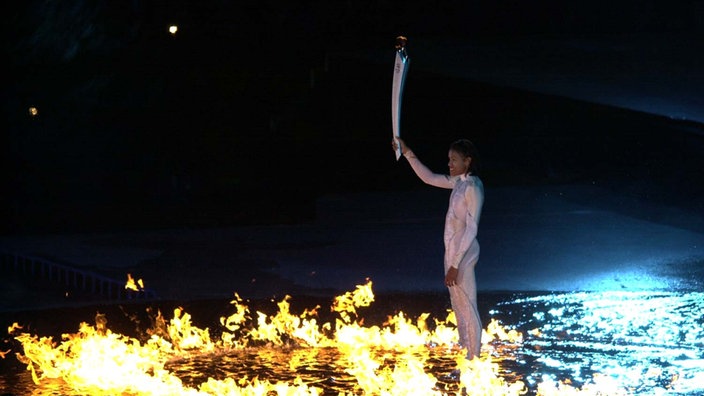 400-Meter-Läuferin Cathy Freeman entzündet das Olympische Feuer bei den Spielen in Sydney 2000.