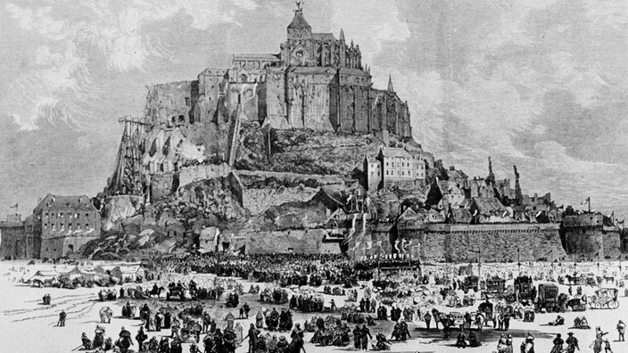 Schwarzweiß-Stich des Mont St. Michel. Zu seinem Fuß Unmengen an Pilgern.